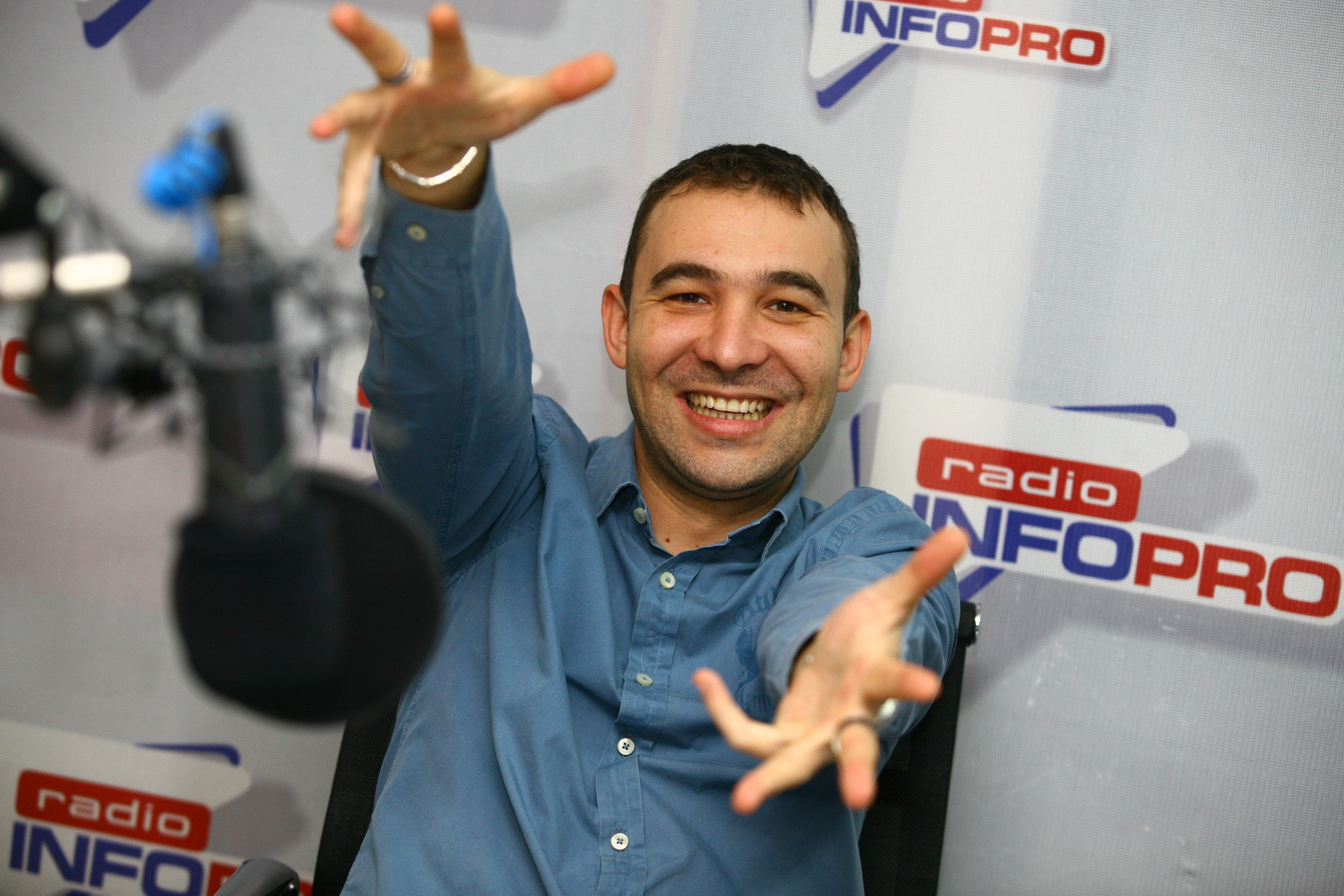 Asculta InfoPro, striga "Show me the music" si castiga bilete la concerte