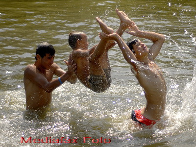 A vrut sa sara in rau sa se racoreasca, dar s-a lovit cu capul de un lemn