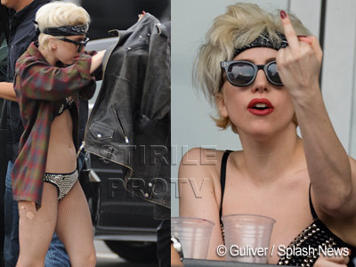 Lady Gaga, in chiloti pe strada, saluta: F**k you!