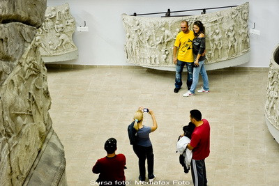 Sacii menajeri au ajuns opere de arta pe cladirile istorice din Cluj!