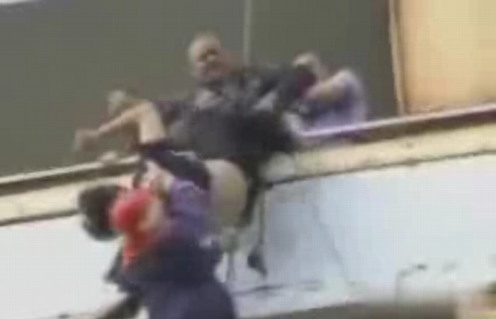 Sinucidere ratata. A plonjat spre moarte, cu pantalonii in vine! VEZI VIDEO