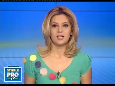 Furtuna puternica in Moscova. O macara, daramata peste o cladire