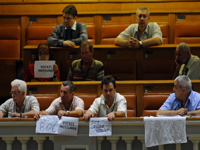 Parlament:Pesedistii zic ca sunt filati de la balcon “de oamenii lui Blaga"
