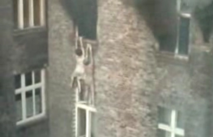 Pompieri doborati ca popicele de cei pe care incercau sa-i salveze! Video