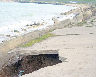 Faleza din Eforie Sud o ia la vale. Soseaua din zona sta si ea sa cada