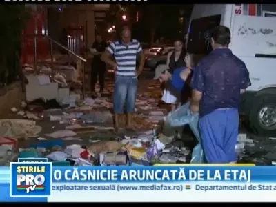 Si-a prins sotia cu altul si a aruncat toate lucrurile din casa pe geam