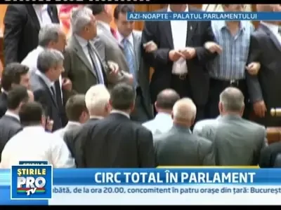 Parlamentul nervilor: s-au imbrancit, s-au injurat si au taiat microfoanele