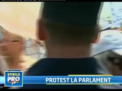 Protestul din fata Parlamentului se stinge. Circulatia s-a reluat