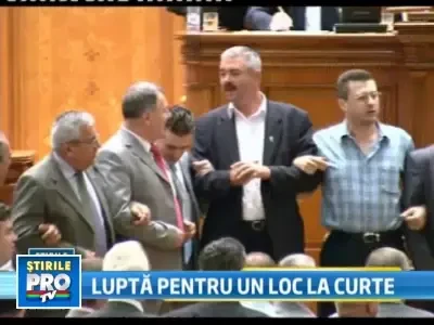 Parlamentul nervilor: s-au imbrancit, s-au injurat si au taiat microfoanele