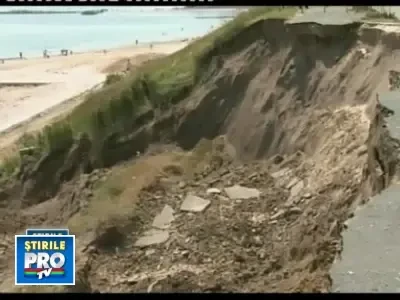 Faleza din Eforie Sud o ia la vale. Soseaua din zona sta si ea sa cada