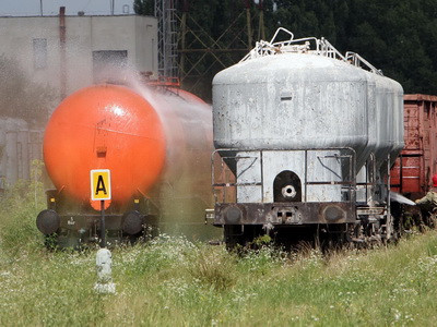 Doi indivizi, prinsi in flagrant de jandarmi, in timp ce incercau sa fure motorina dintr-o cisterna