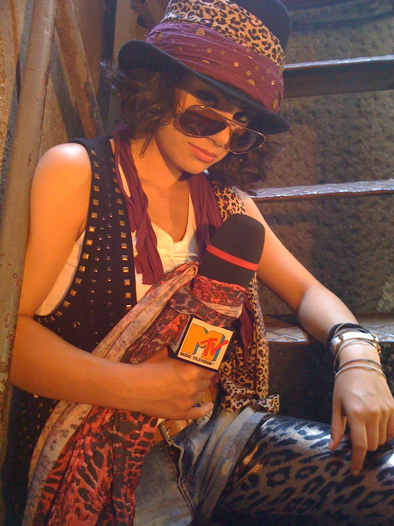 VJ Oana e indragostita de trupa Aerosmith!