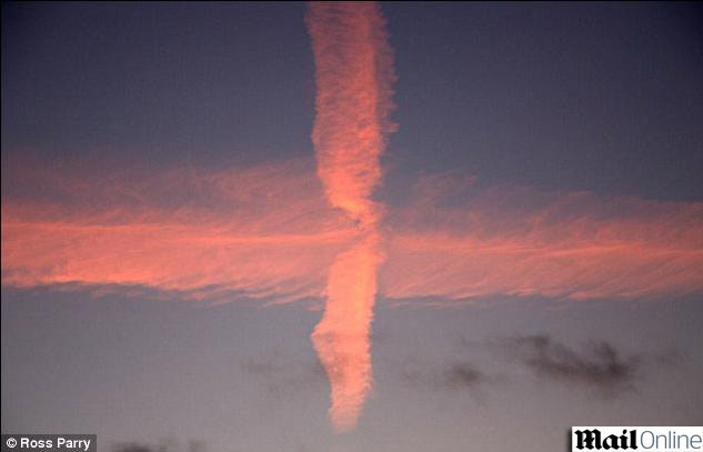 Semn divin pentru fanii Angliei la CM! Crucea de pe drapel a aparut pe cer