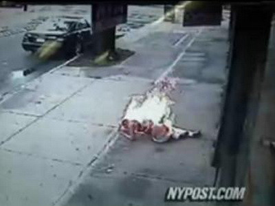 O femeie ii da foc iubitului si arde si ea, din greseala! Video