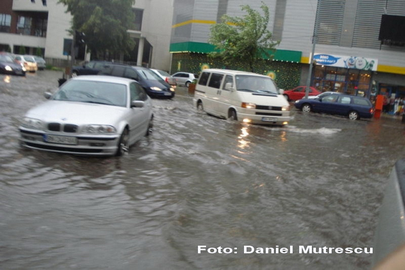 Urmarile furtunii din Bistrita: copaci smulsi si masini avariate