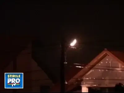 5 oameni au fost arsi de trasnet, iar zeci de localitati au ramas in bezna