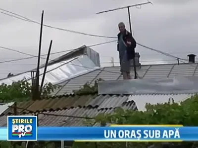 Galatiul sub ape. Sute de familii si-au parasit locuintele distruse