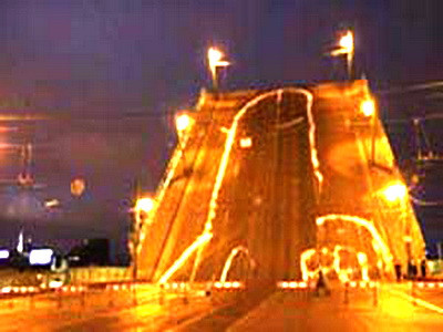 Mesaj clar. Un penis urias desenat pe podul din fata sediului KGB