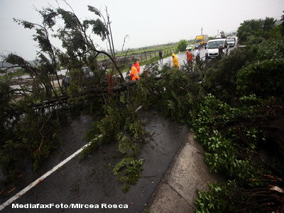 Cluj: Un plafon a picat peste 5 masini, iar terasa unei case s-a surpat