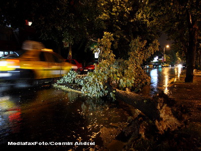 S-a rupt cerul in inima Romaniei. Furtuni si inundatii in mai multe judete