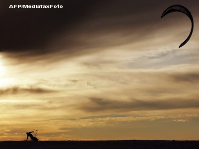 Daca bate vantul la mare, nu va intristati, faceti kiting