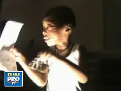 Mama denaturata. Danseaza obscen cu propriii sai copii. Video