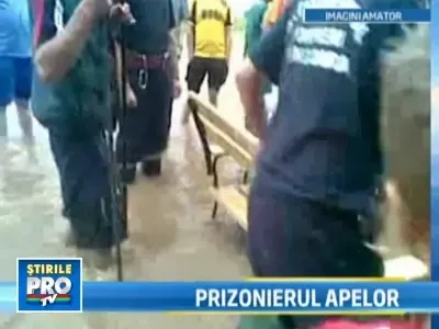 Prizonierul apelor. Si-a prins piciorul in grilajul unei canalizari