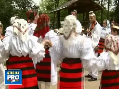 Porti de lemn si carnati cu busuioc. A venit Maramuresul in Capitala