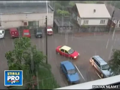 Inundatii in Neamt, fulgere puternice in Bucuresti - video