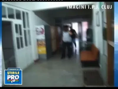 Santajati de doua prostituate, care i-au filmat si i-au pozat