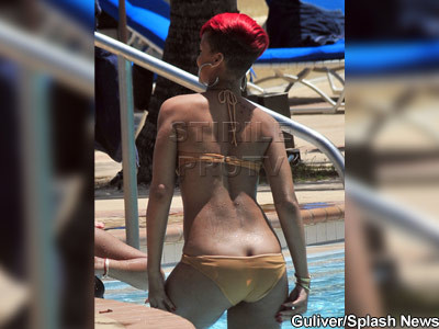 Rihanna si-a luat costum de baie cu funduletul la vedere! FOTO