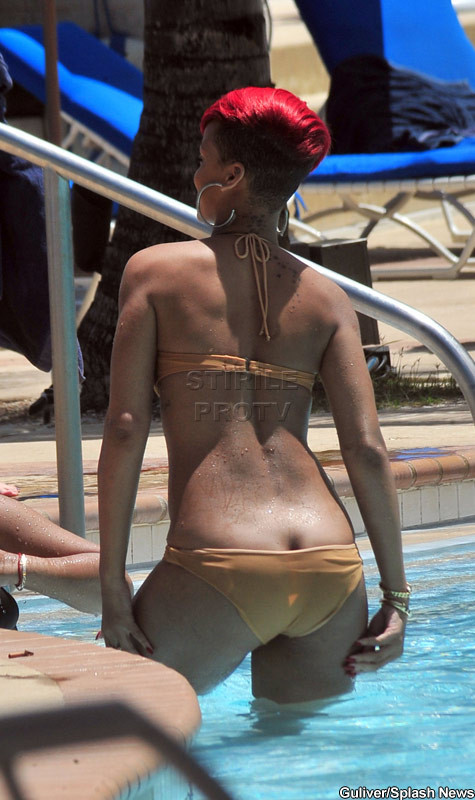 Rihanna, decolteu ametitor!