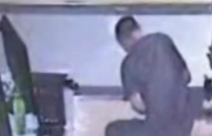 IMAGINI SOCANTE! Tanar injunghiat de zeci de ori intr-un internet-cafe