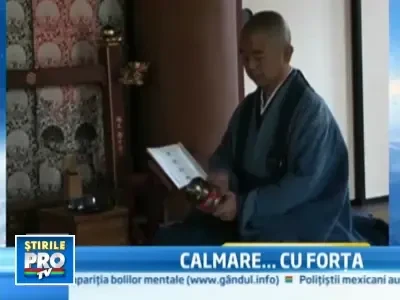 O baie intr-o cascada cu apa rece ca gheata! Asa scapa japonezii de stres