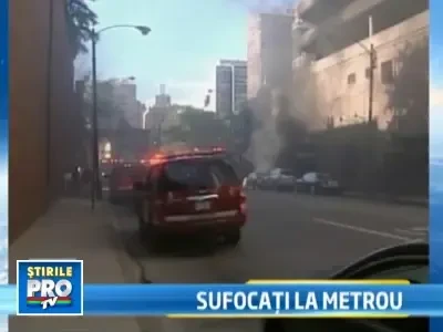 Panica la metroul din Chicago! Vagonul unei garnituri a luat foc