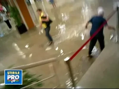Mall-ul din Timisoara a fost inundat si evacuat