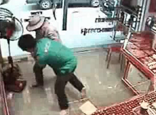 Jaf ratat la un magazin de bijuterii! Talharul, scos in suturi de vanzator!