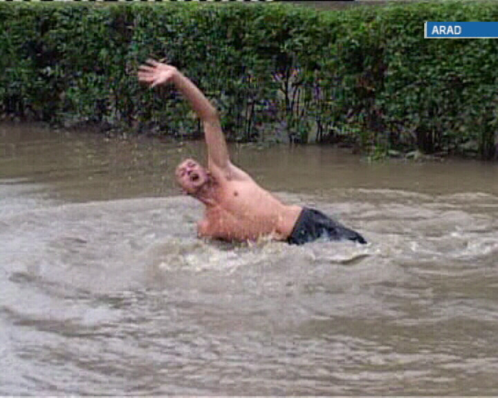 Inundatii ucigatoare. O femeie s-a inecat in curte, iar un tanar a disparut