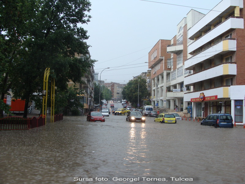 Inundatii in Ardeal si Dobrogea: apa curge pe strazi ca un rau