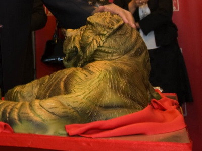 Adrian Nastase a primit de ziua lui un tigru. De prajitura!