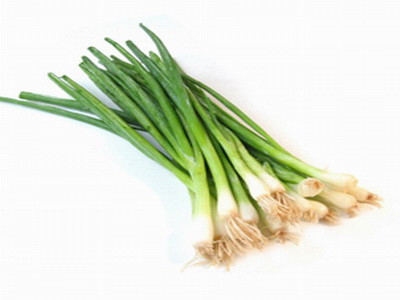 Cercetat de politie pentru ca a furat ceapa verde din gradina preotului