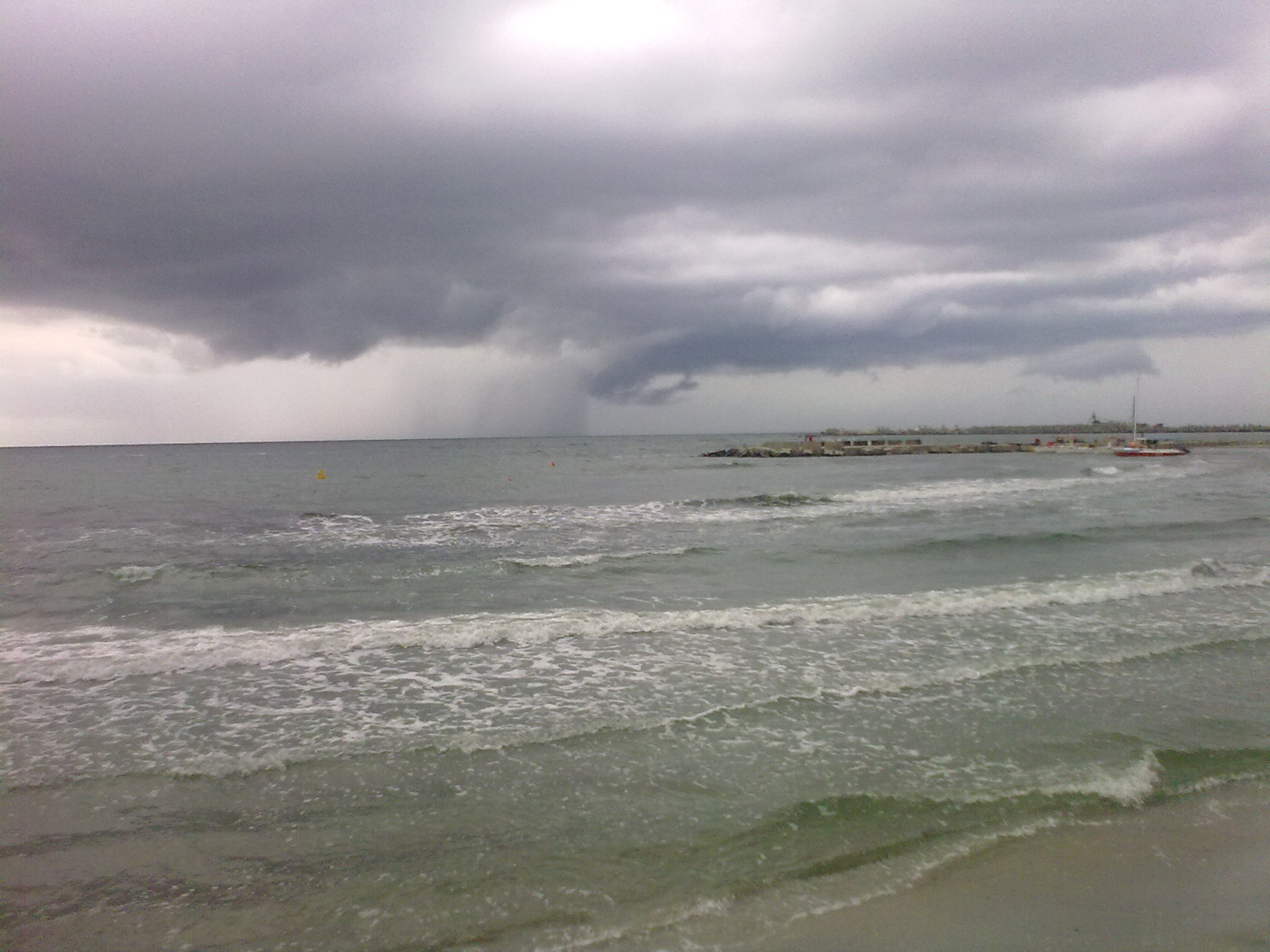 Mai multe tari din Orient, maturate de furtuni devastatoare