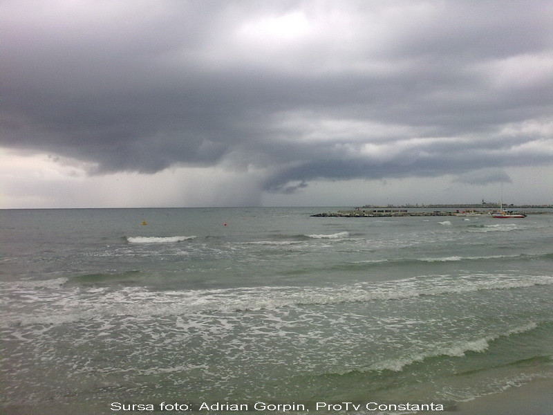 Furtuna violenta pe litoral. Turistii au fugit ingroziti de pe plaje
