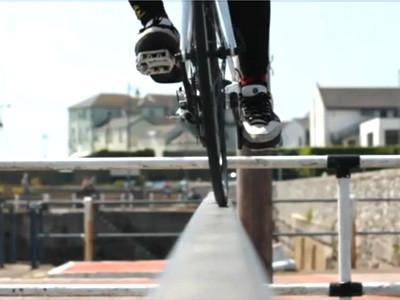 Biciclist pe balustrada