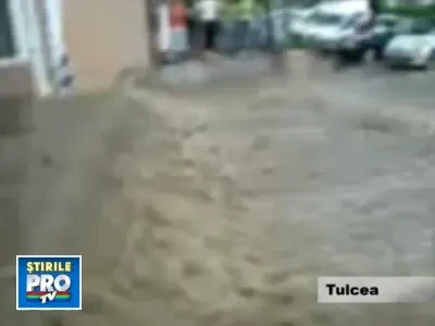 Inundatii in Ardeal si Dobrogea: apa curge pe strazi ca un rau