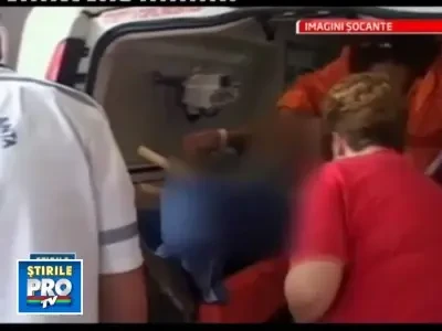 Socant! Barbat strapuns de doua bucati de lemn