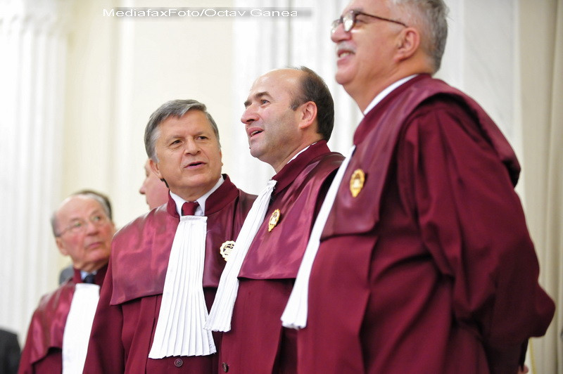 Judecatorii au decis: legea care ingheata salariile si pensiile in 2012 este constitutionala