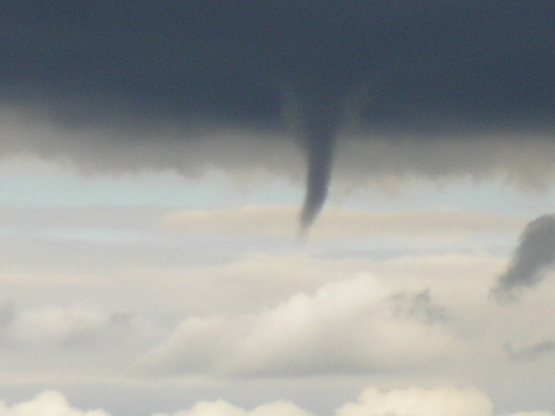 Mini-tornada la Pitesti! A plouat cu bucati din acoperisuri smulse de vant