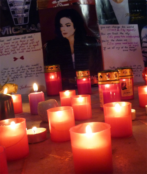 Fanii lui Michael Jackson din Cluj l-au comemorat pe megastar