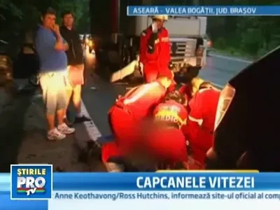 Un jandarm a murit pe Valea Bogatii, dupa ce a intrat cu masina sub un TIR